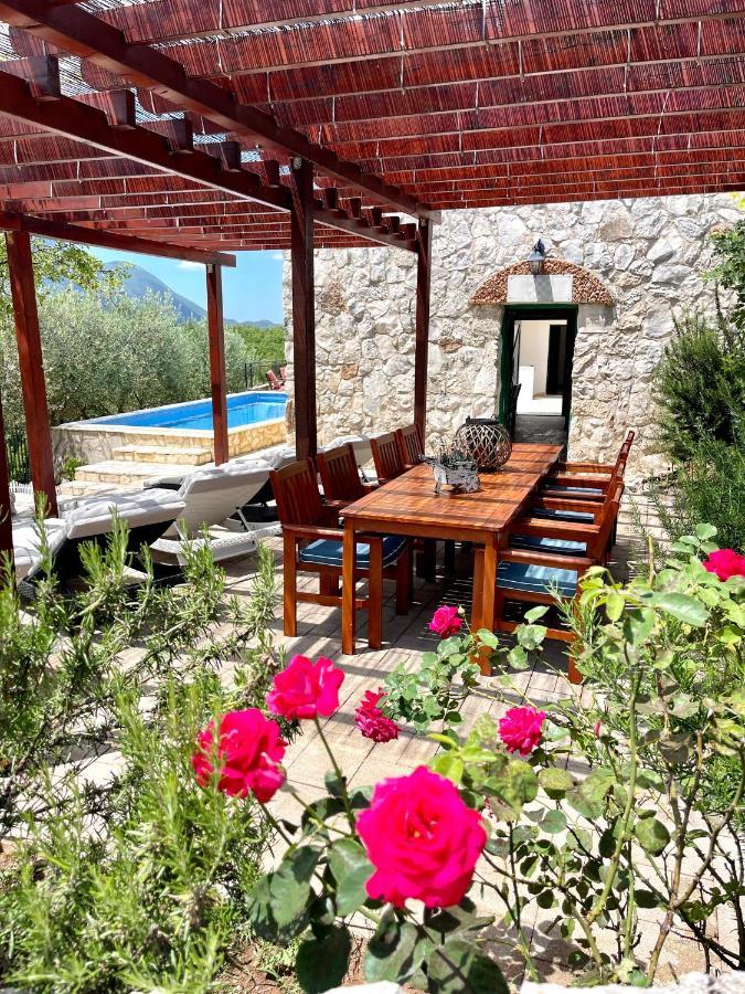 Villa Sagosde With Swimming Pool And Mini Golf Zagvozd 외부 사진